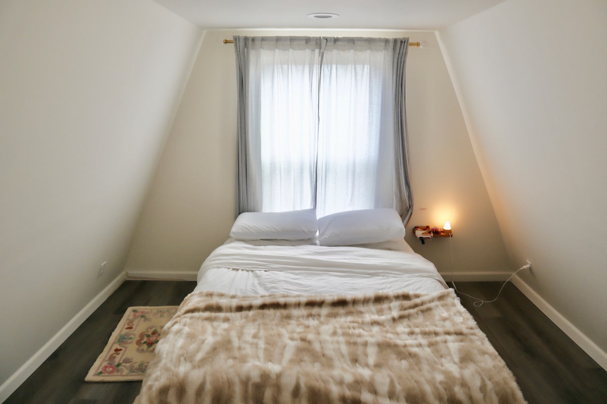 El dormitorio está en el loft con ropa de cama de lujo y alfombra de lana.

“Puedes esperar una hospitalidad increíble, habitaciones limpias, un espacio elegante y una excelente relación calidad-precio.”
- Srikiramaye, Chattanooga TN