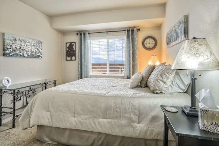 Კეთილი იყოს თქვენი მობრძანება ხის თემატიკის მომაჯადოებელ საძინებელში, სადაც ბუნება უპრობლემოდ ერწყმის კომფორტს.  Შიგნით შესვლისას თქვენ დაგხვდებათ მშვიდი გარემო, რომელიც შთაგონებულია ღია ცის ქვეშ მდებარე სილამაზითა და თვალწარმტაცი ხედებით წინა ქედის დიდებულ მთებზე!