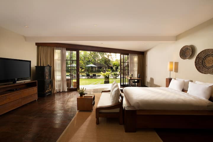 Villa Tirtadari por Nakula · 7BR Gran villa privada con jardín y piscina en Kerobokan