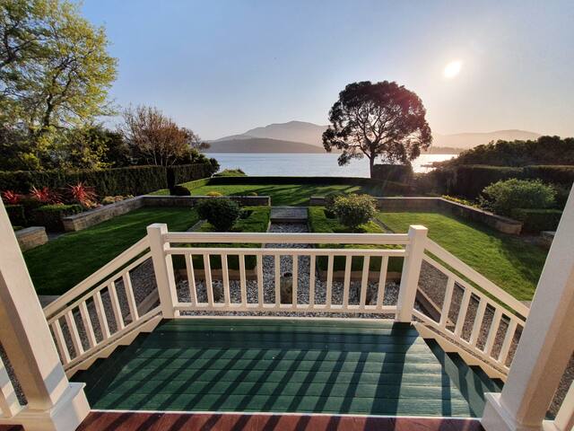 Derwent River Home – Absolute Waterfront Hobart gallery image 2