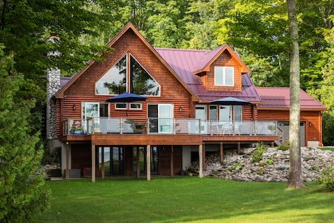 Beautiful Log Cabin on The Bay