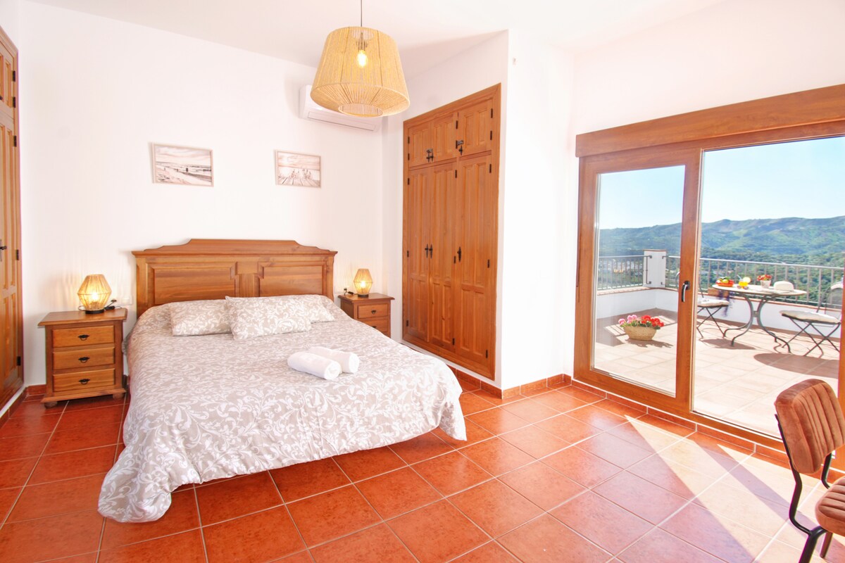 Double room with a single bed and access to the terrace