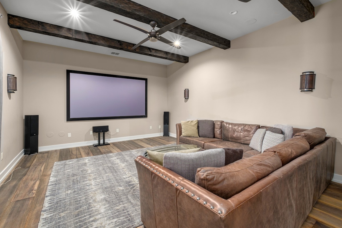 Театарската соба може да се дуплира како дополнителни соби за спиење.  Можеме да поставиме до три брачни кревета во оваа соба кога треба за тие многу големи групи.  Пред вратата има бања.