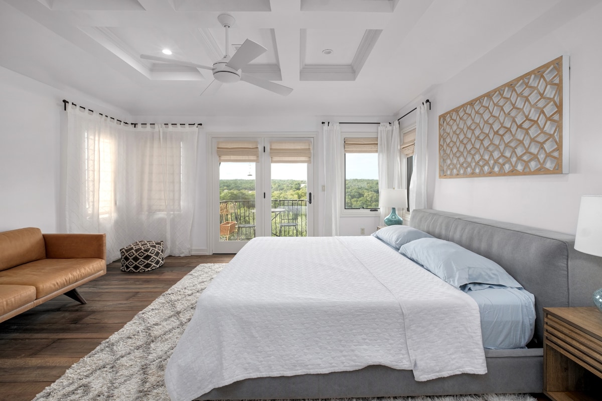 Собата Rapunzel, три ката над базенот, нуди најдобар поглед во куќата.  Многу голема втора главна спална соба со брачен кревет (широк 150-179 см).  Можеме да додадеме дополнителен брачен кревет (широк 150-179 см) тука за поголеми групи.