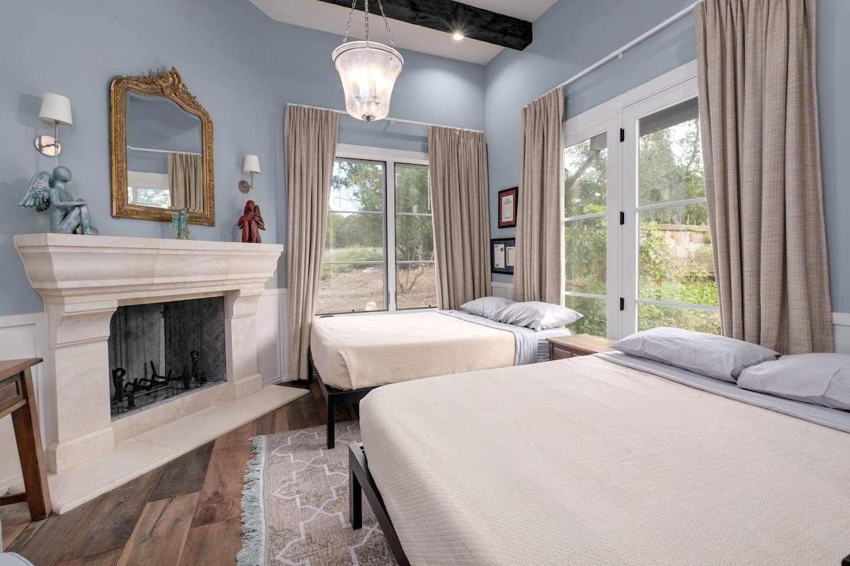 Бонус соба на главниот кат со два брачни кревета.  Оваа соба нема сопствена бања.