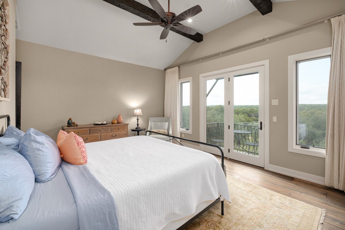 Главна спална соба на главниот кат со брачен кревет.  Има сопствена бања, гардеробер за вашите крпи и е доволно голем каде што можеме да додадеме брачен кревет (широк 150-179 см) во оваа соба за поголеми групи. 