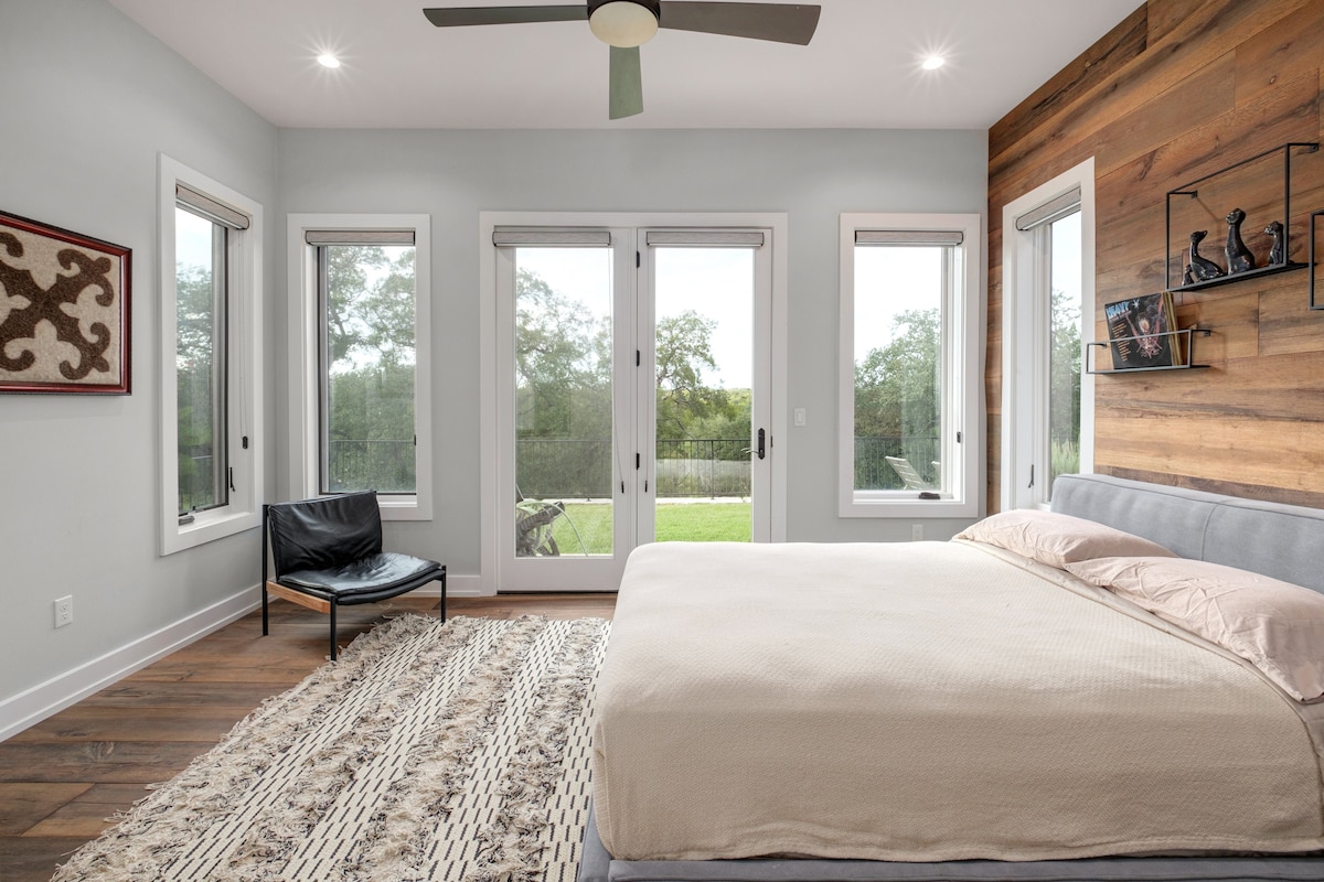 Собата покрај базен со брачен кревет е чекор подалеку од освежително нурнување во базенот.  На долниот кат од куќата, оваа спална соба е тивка и удобна.
