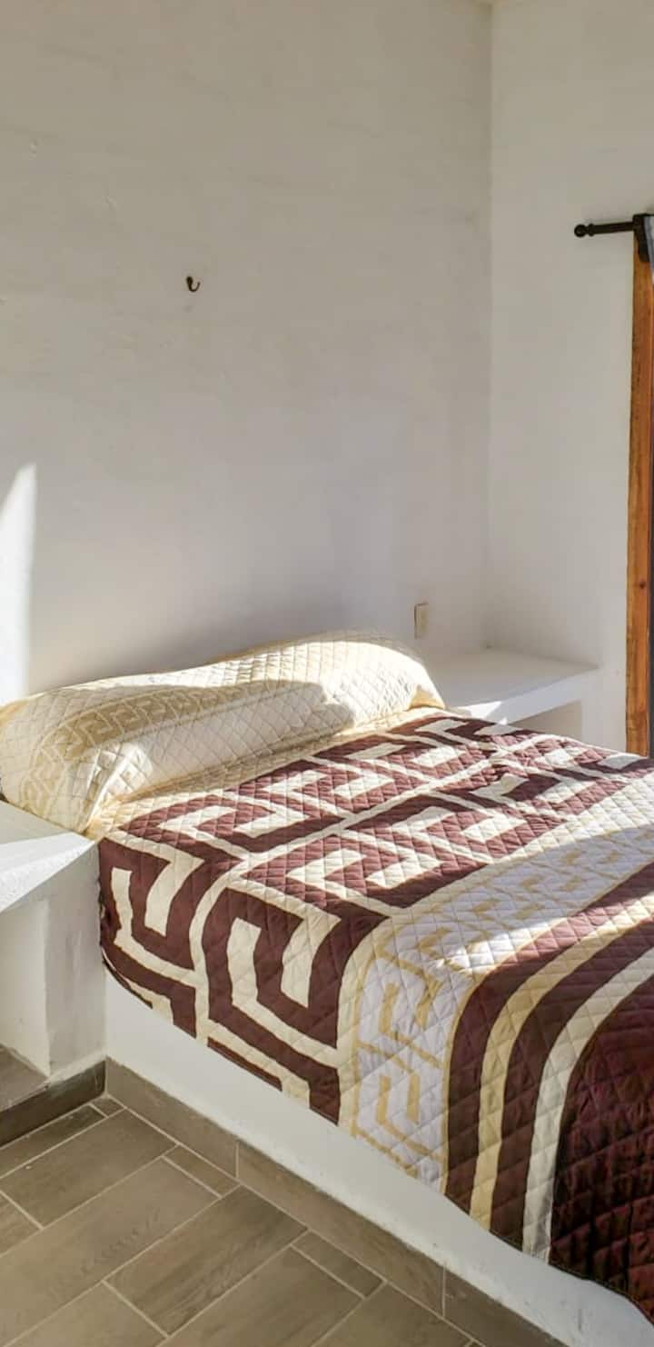 1号卧室，双人床，配有电视，配有Chromecast服务。