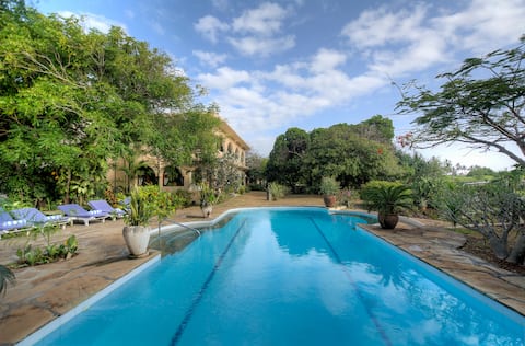 Maweni House - Beachfront, Pool, AC & Cook