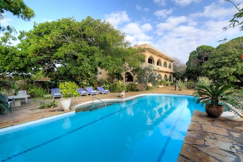 ★Maweni House - Beachfront, Pool, AC & Cook