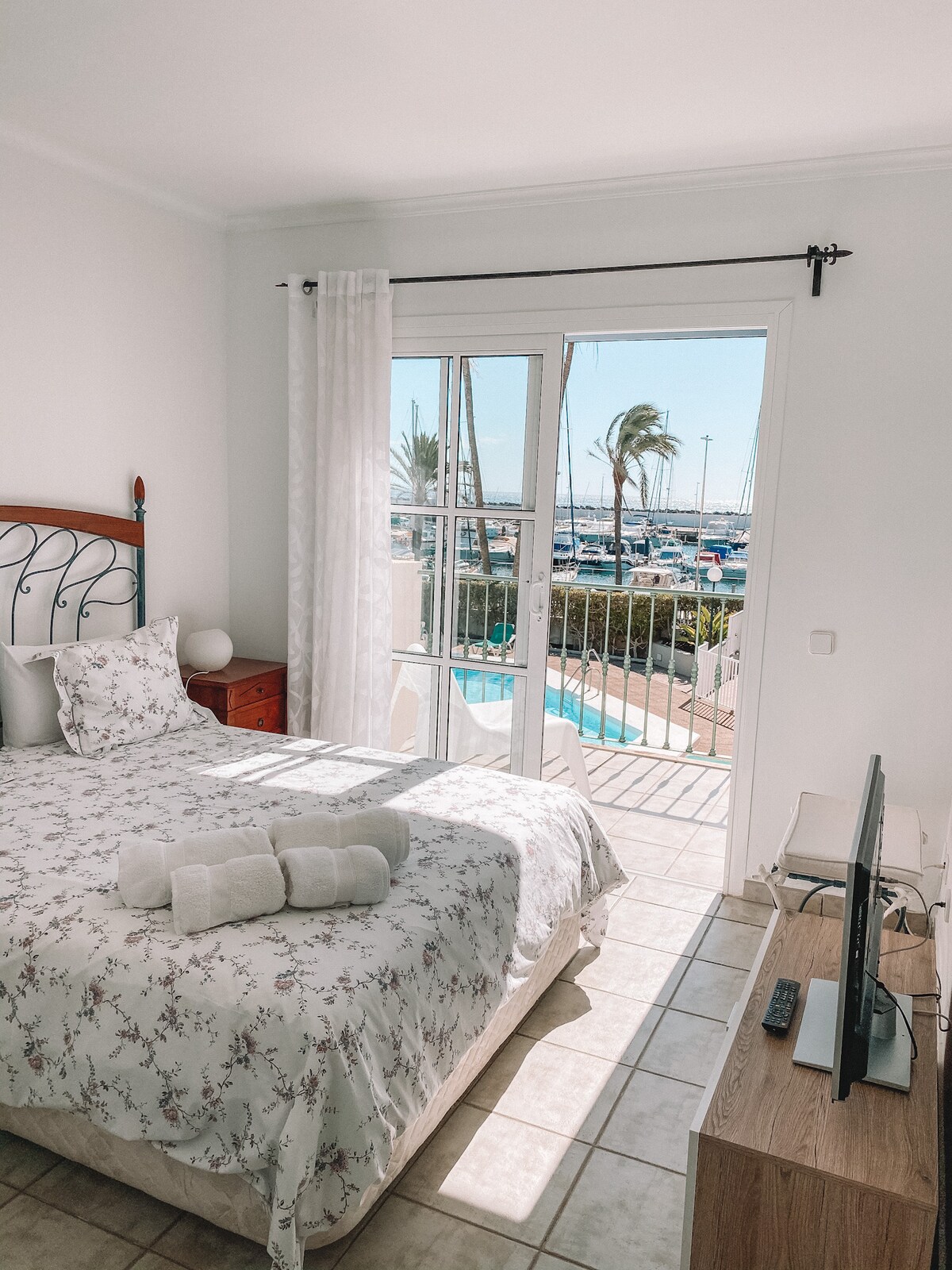 Suite principal con balcón con vistas al mar y baño privado.