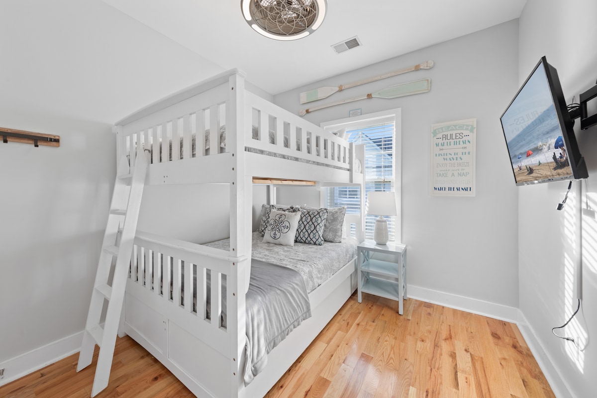 Plná poschodová posteľ a vytiahnutá dvojitá posteľná bielizeň pre zábavnú pyžamovú párty. 