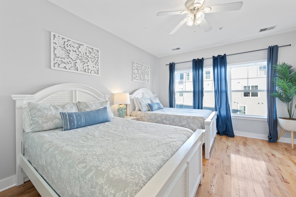 Hlavná spálňa s 2 manželskými posteľami so sprchovacím kútom a dvojitým umývadlom. 