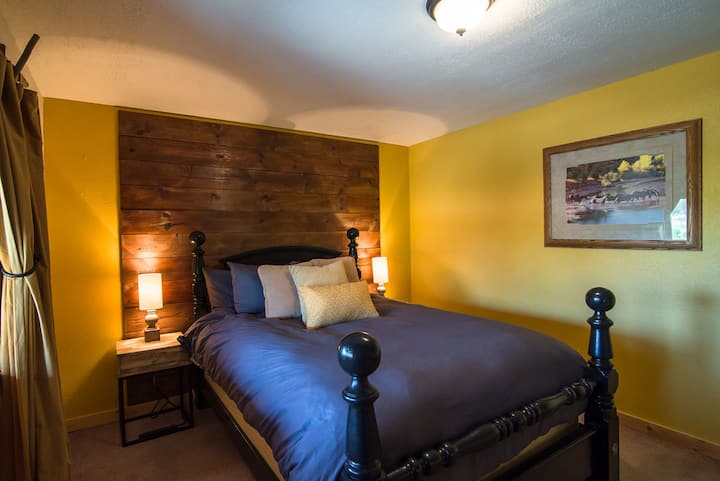 חדר שינה זוגי עם מזרן מותאם אישית ומצעים איכותיים