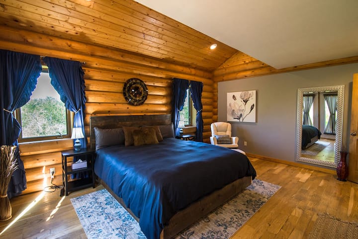 חדר שינה ראשי בקומה העליונה