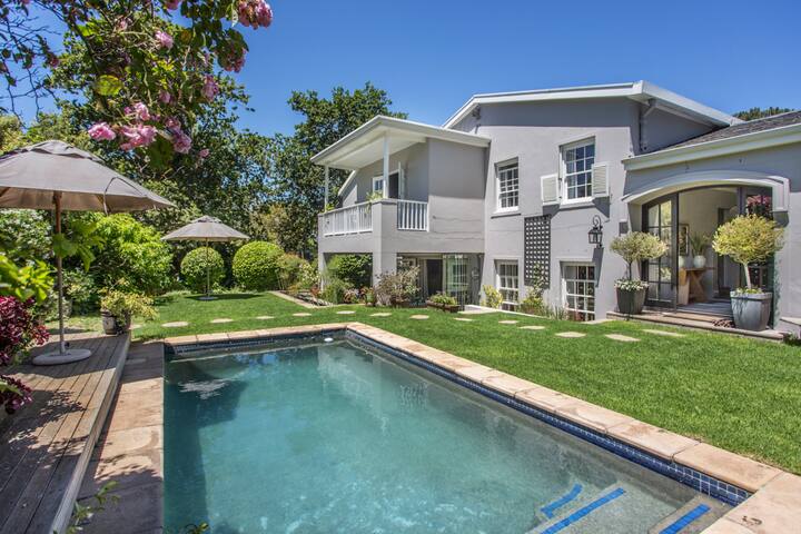 Beautiful 5 Bedroomed Villa in a Secure Enclave gallery image 2