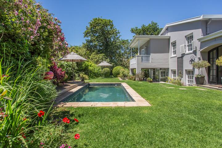 Beautiful 5 Bedroomed Villa in a Secure Enclave gallery image 3