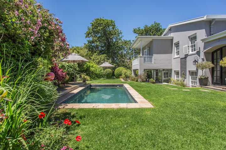 Beautiful  5 Bedroomed Villa In A Secure Enclave - Cape Town