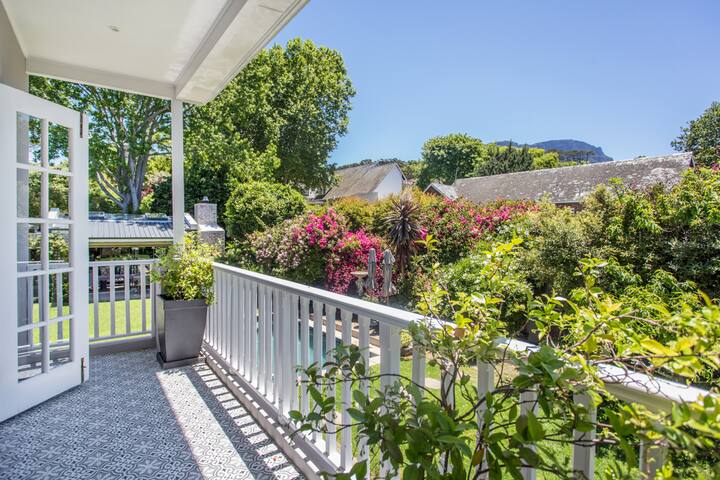 Beautiful 5 Bedroomed Villa in a Secure Enclave gallery image 5