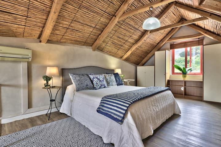 Lit King Size super confortable avec une longueur supplémentaire.  Climatiseur.