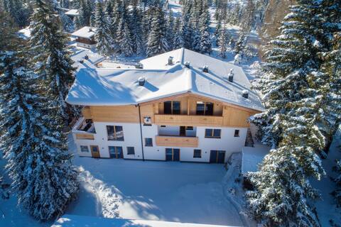 Chalet Zillertal Arena 1, Luxurious Alpine Lodge,
