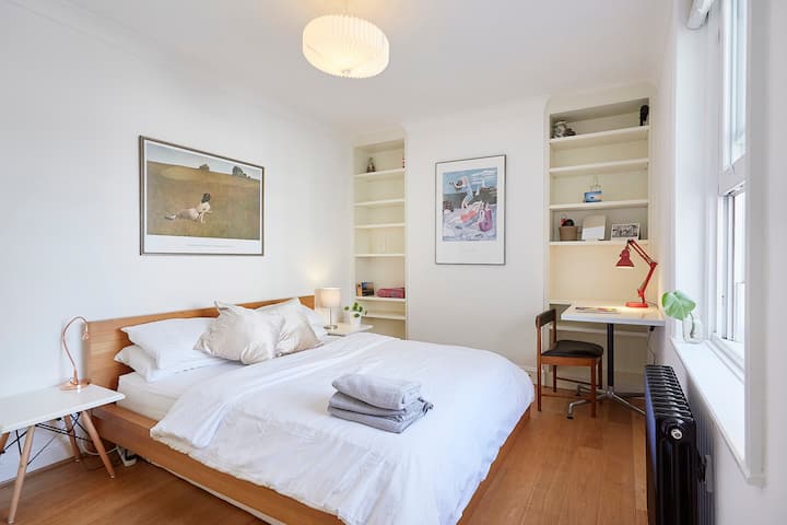 غرفة نوم - سرير بحجم كينج ومرآة كاملة الطول وخزانة ملابس. مجفف شعر + مروحة مزودة 