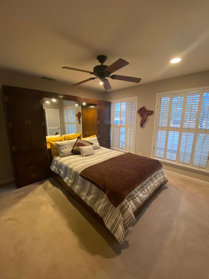 غرفة نوم 4 بسرير بمقاس كبير وحمام خاص