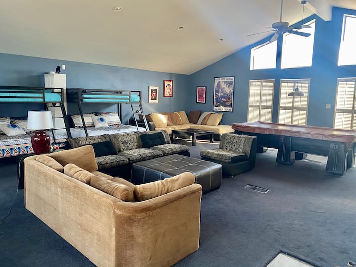 منطقة المعيشة الثانية هي بيت بطابقين فوق المرآب مع سريرين بطابقين مزدوجين/كاملين ومنطقة ألعاب وتلفزيون مع Netflix وحمام كامل ومطبخ صغير. 