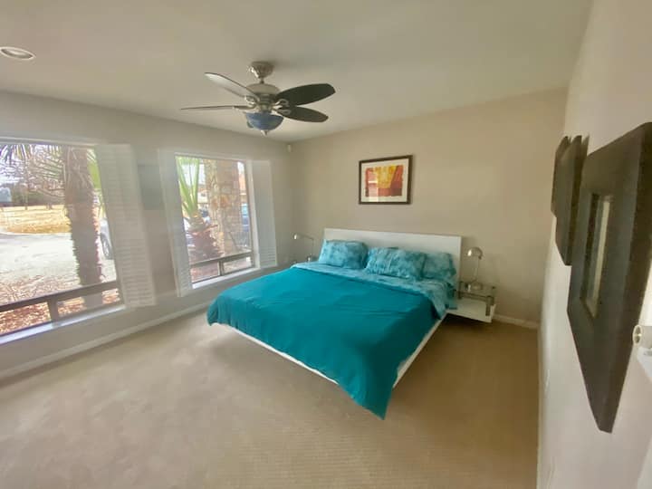 غرفة نوم 3 بسرير بمقاس كبير