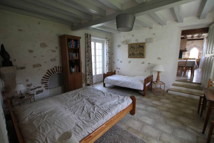 Großes Schlafzimmer im Erdgeschoss mit Zugang zur Terrasse