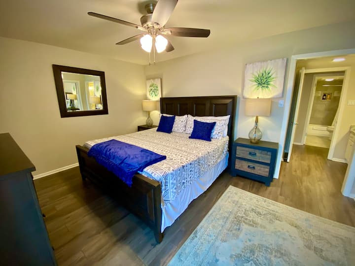 Თქვენ მოგეწონებათ უმშვენიერეს კინგს საწოლში ძილი! ცალკე სააბაზანო და გამოსაცვლელი სივრცე მარჯვნივ. ამდენ სივრცეს!