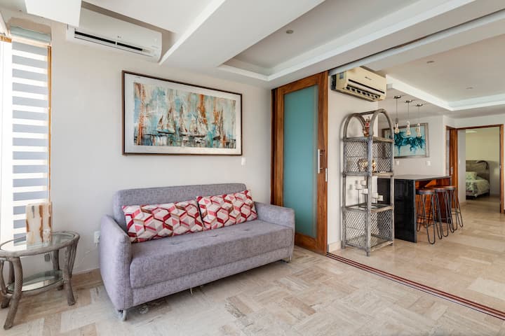 La sala TV quando si chiudono le porte scorrevoli diventa la terza stanza con divano letto Queen Size. 