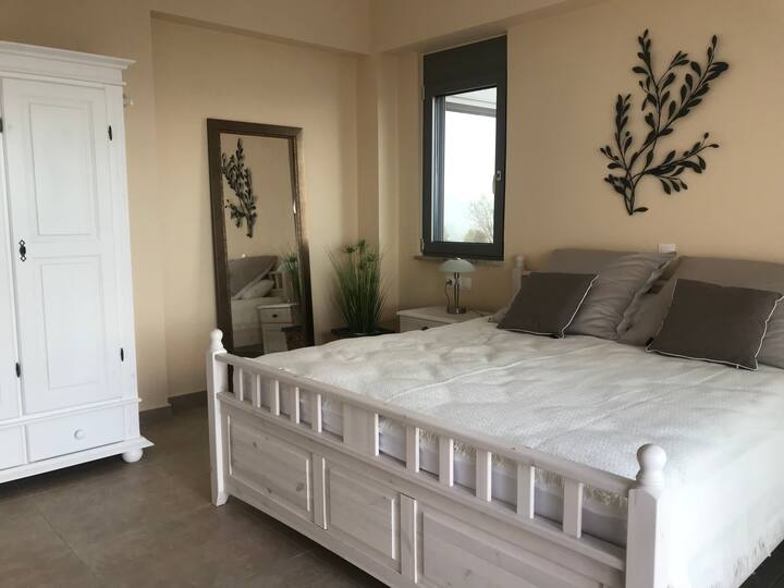 Спална соба 1/ниво 1
со поглед на море