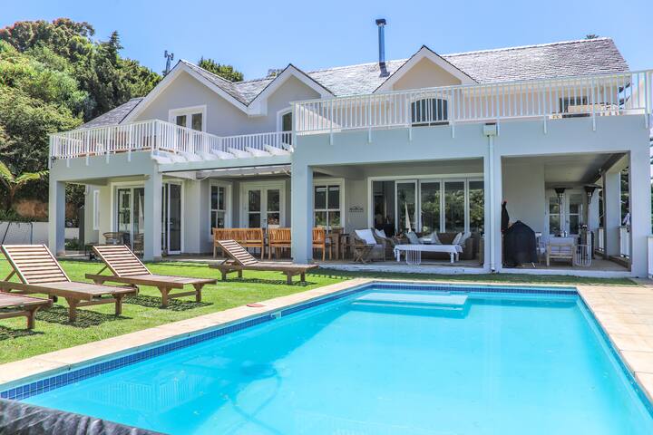 Spacious entertainment home with spectacular views gallery image 2