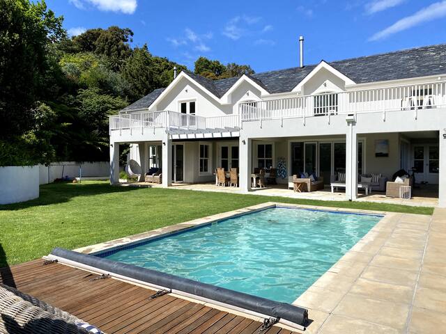 Spacious entertainment home with spectacular views gallery image 5