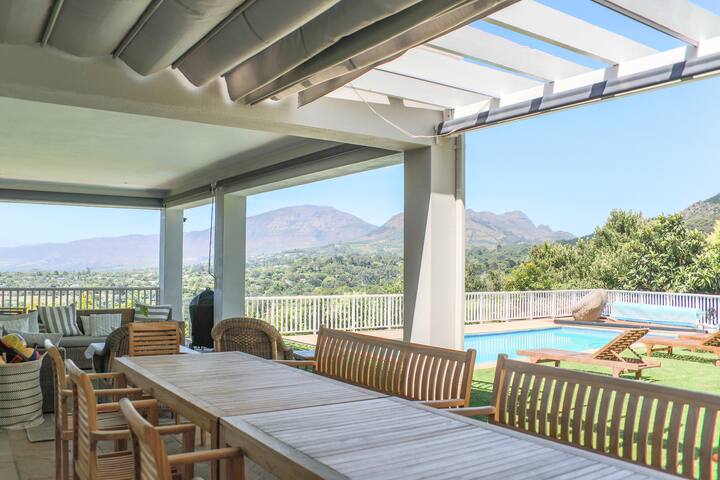 Spacious entertainment home with spectacular views gallery image 3