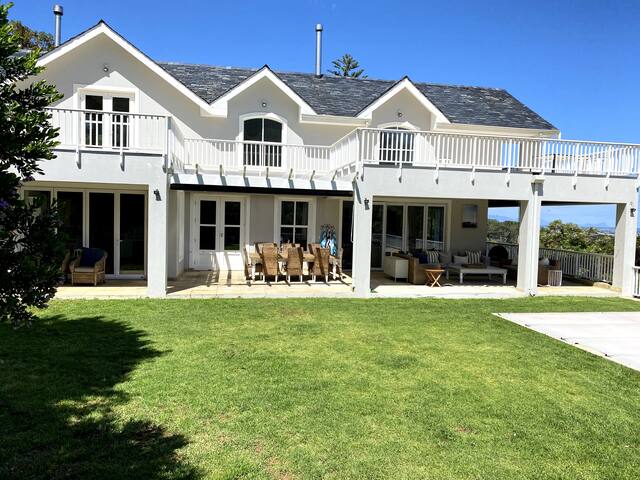 Spacious entertainment home with spectacular views gallery image 4