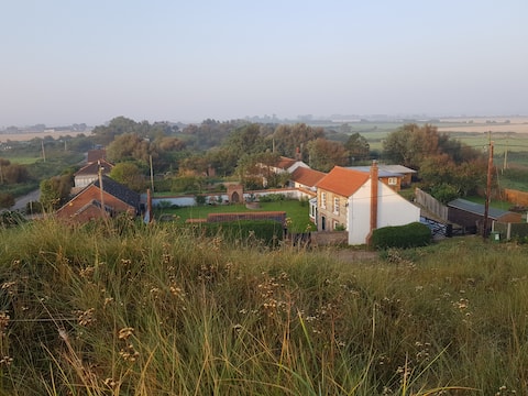 Successful Airbnb property: Traditional cottage right beside the beach in North Norfolk