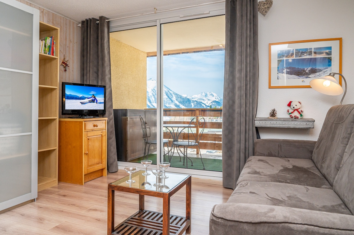 Airbnb performant: Garage Apartment Footpaths South terrace in front esf à Orcières