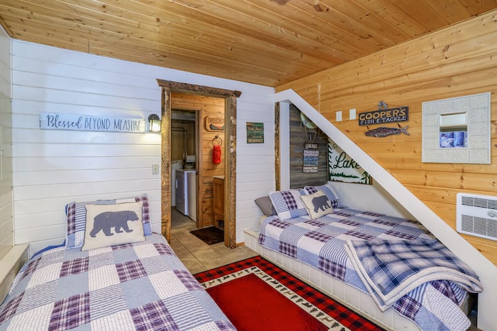 4号楼下卧室，配备标准双人床和半个卫生间。 此外，请参阅后台配备全尺寸洗衣机和烘干机的洗衣房。