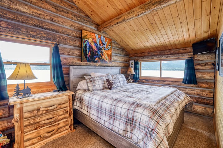 楼上有主卧室（卧室2 ） ，透过窗户欣赏湖泊，配有加大双人床 