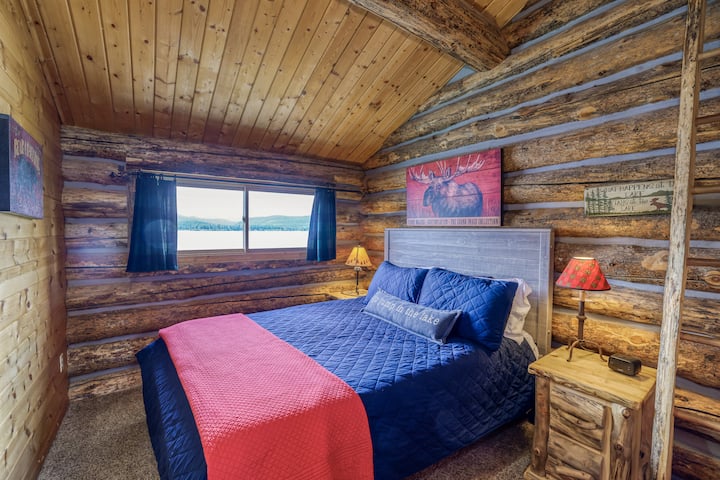 楼上3号卧室，配有一张标准双人床，可俯瞰湖景，透过窗户欣赏湖景。