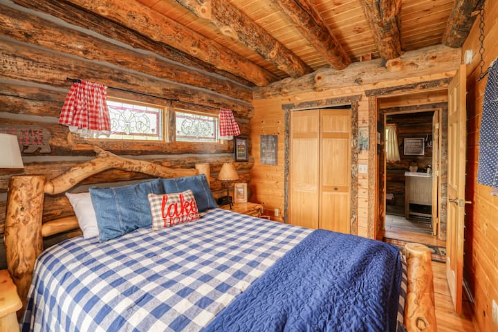 主楼卧室1 ，配有标准双人床，可欣赏湖景。 