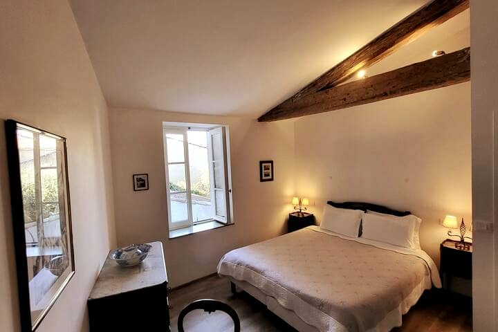 Chumba cha pili cha kulala mara mbili, kinachoangalia ua wako binafsi