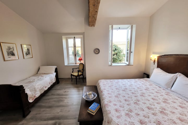 Chumba cha familia kina kitanda cha ukubwa wa kifalme na kitanda kidogo cha mtu mmoja