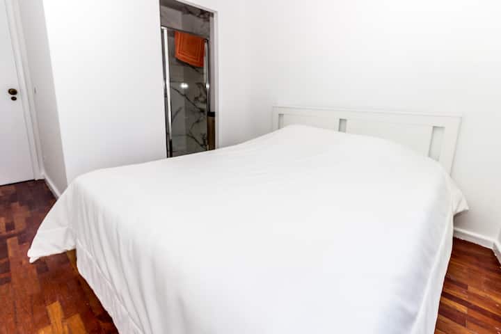 Dormitorio principal  con cama matrimonial 160*200, baño privado// suite duplo 160*200 e casa de banho privativa //dormitorio doble 160*200 y baño privado