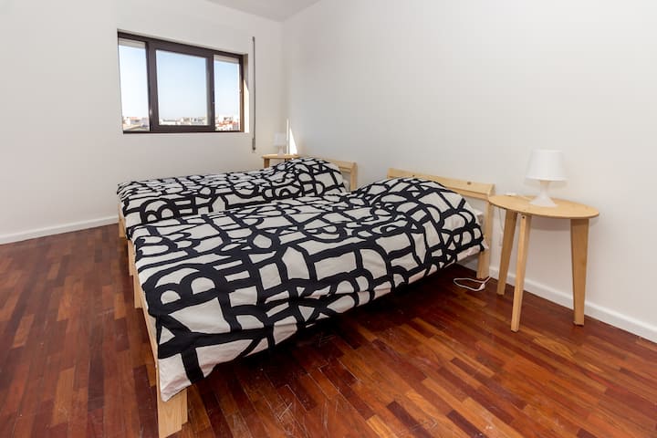 Chambre lits jumeaux 90*200 // quarto com 2 camas solteiros 90*200 // dormitorio con 2 camas de una plaza 90*200