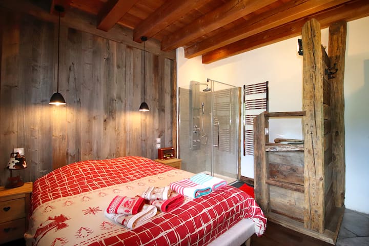 ห้องนอน 1 ที่ R2 ถัดจากห้องนั่งเล่นพร้อมเตียงแฝด 2 หลังที่สามารถสร้างเตียงขนาดคิงไซส์ได้ตามที่แสดงที่นี่ ห้องนี้มีห้องอาบน้ำส่วนตัวที่เราเห็นด้านหลัง