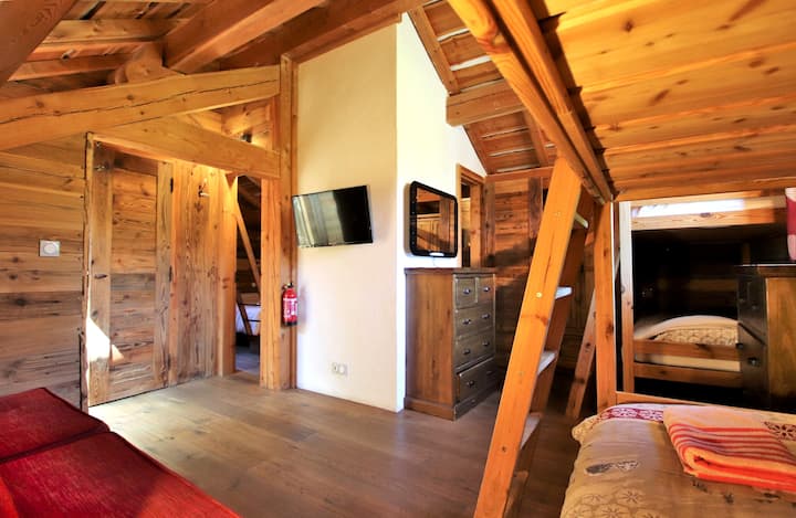 ห้องนอน 7 บน R4 มีเตียง 4 หลังในเตียงสองชั้นและเตียงโซฟา 160 หลัง ห้องอาบน้ำอยู่ท้ายห้อง