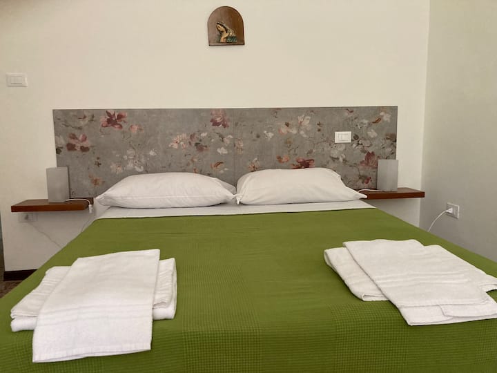 The oak, with the walls that preserve the frescoes of the 50s